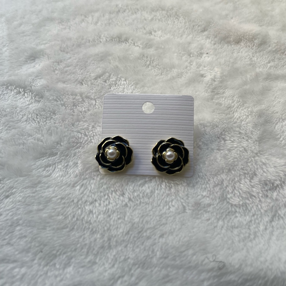Black Flower Pearl Center Stud Earrings - Women’s Fashion Jewelry